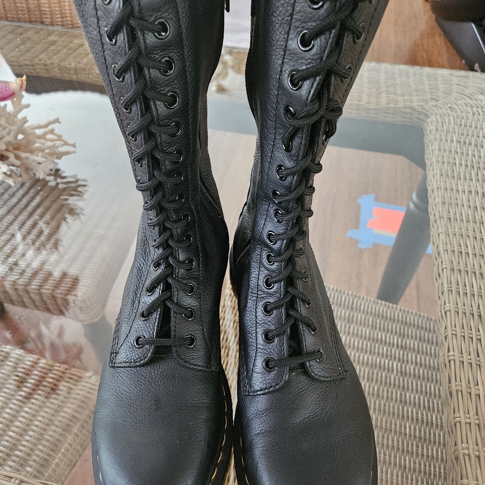 14 hole Dr Martens